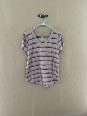 SO Striped V-Neck Short Sleeve Tee in Gray and Purple